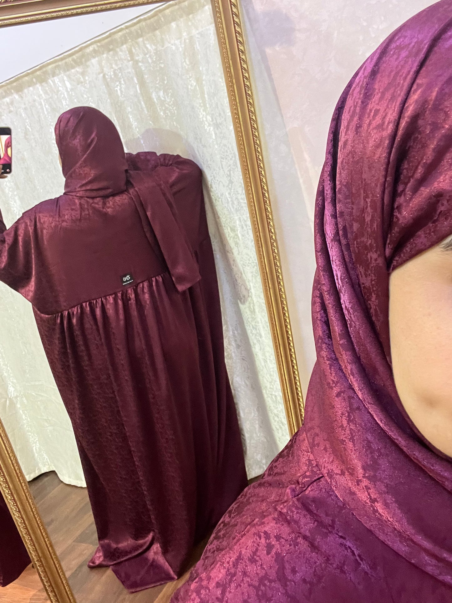 عباية صلاة فاخرة باللون الأسود والبورغوندي – تصميم محتشم وراحة مثالية