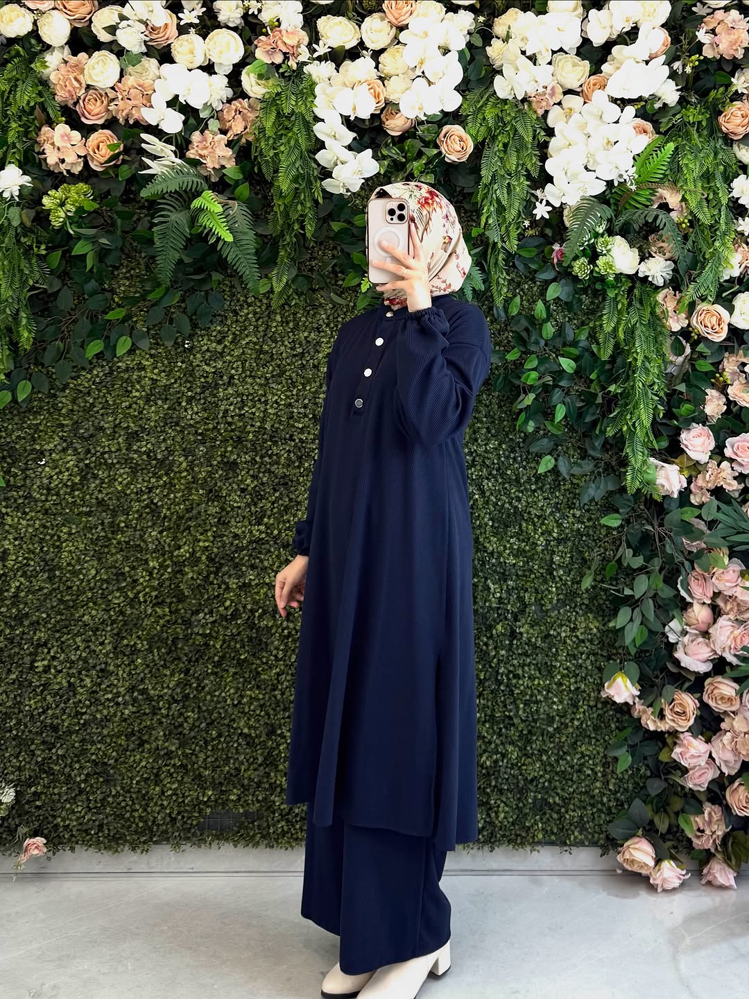 “ستايل شتوي راقي – إنسومبل دافئ يدفّيك ويزيد أناقتك”